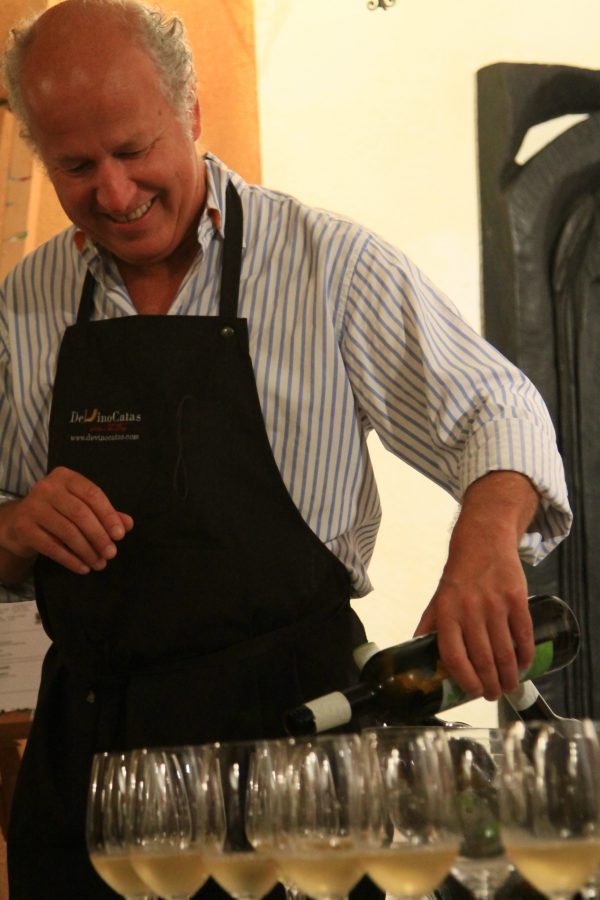 El sommelier Carlos Córdoba de DeVinoCatas sirviendo vino blanco en varias copas